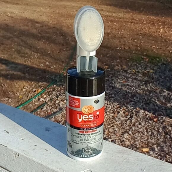 Yes To Tomatoes Clear Skin Anti-Pollution Detoxifying Charcoal Oxygenated Foamin - Picture 1 of 5